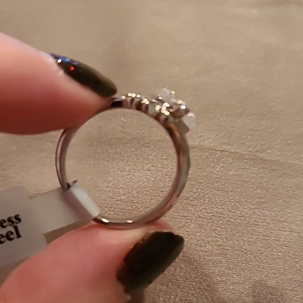 Heart shape cubic zirconia swirl band stainless steel ring